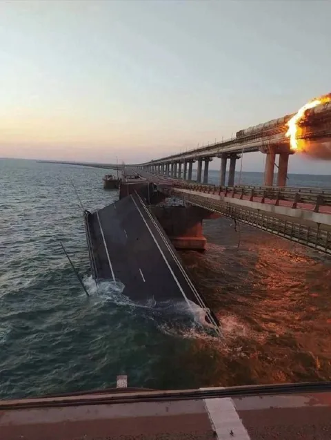 Мост рушится в море