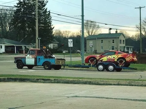Гоночная машина на эвакуаторе