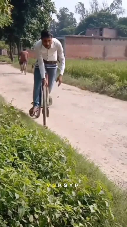 Велосипедист едет боком