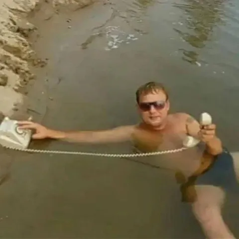 Человек в грязной воде