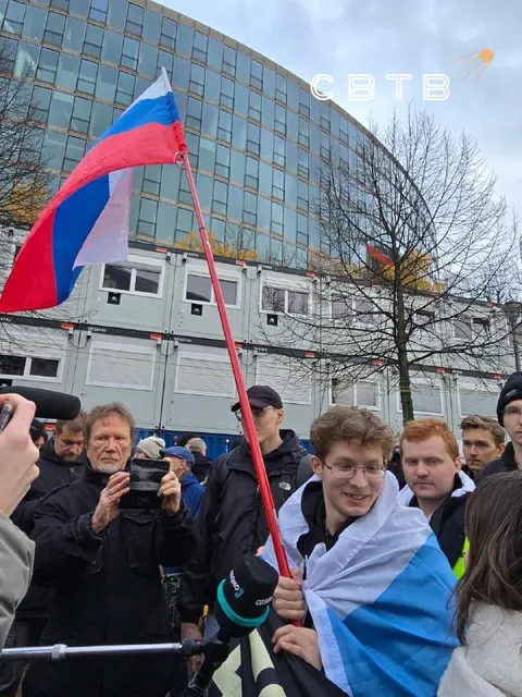 Парень в российском флаге
