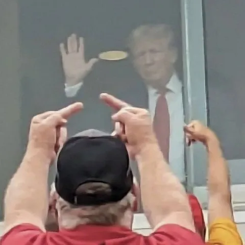 Толпа показывает Трампу фак