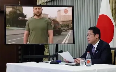 戦車の前でアニメ熱唱