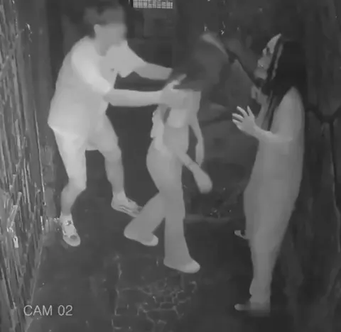 Призрак роняет посетителя