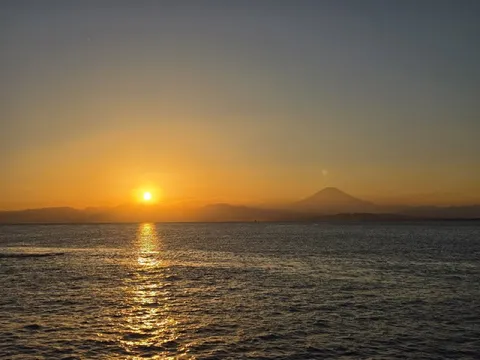 Закат над морем и горой