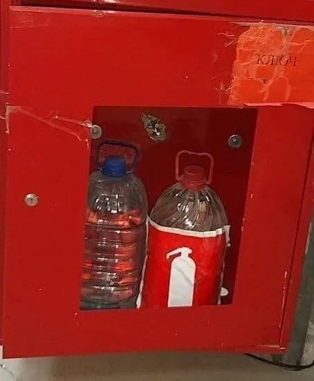 Кипяток в красном шкафу