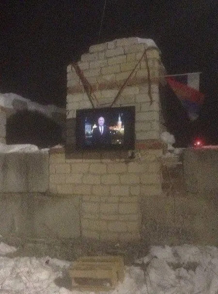 Телевизор в снежной крепости