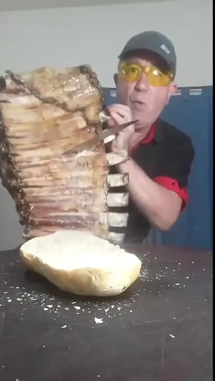 Гигантский бутерброд с мясом