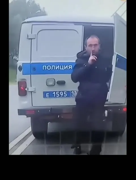 Полицейский выходит под Baddest