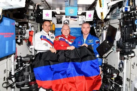 Российские космонавты с флагом