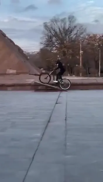 Велосипедист по площади