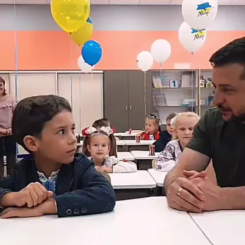 Зеленский объясняет буквы детям