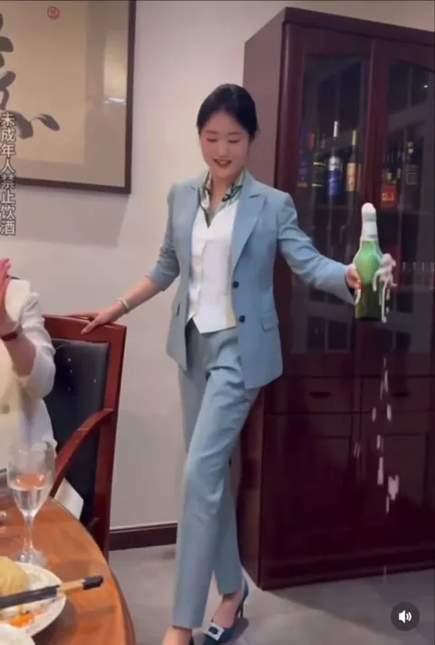 尴尬的倒酒绝技