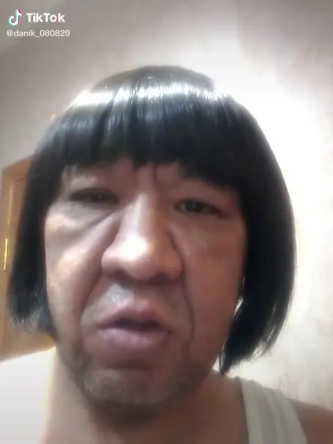 Мужчина корчит рожицы