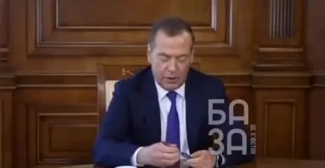 Медведев задумался за столом