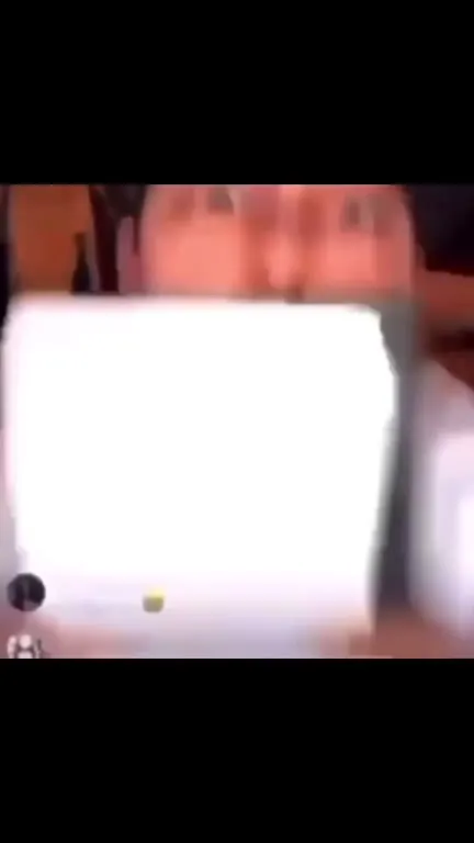 Смеётся и прячется за бумагой