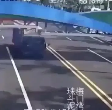Машина внезапно появляется на дороге