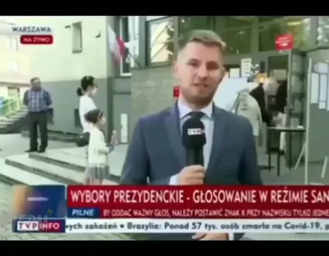 Kaczyński dezynfekuje ręce przed głosowaniem