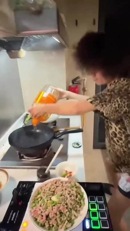 Диджей устроил пожар на кухне