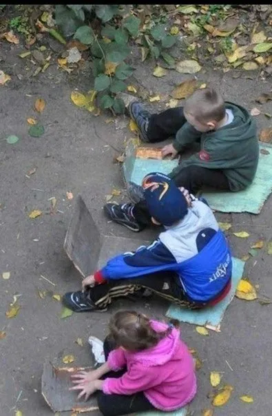 Дети чинят тротуар