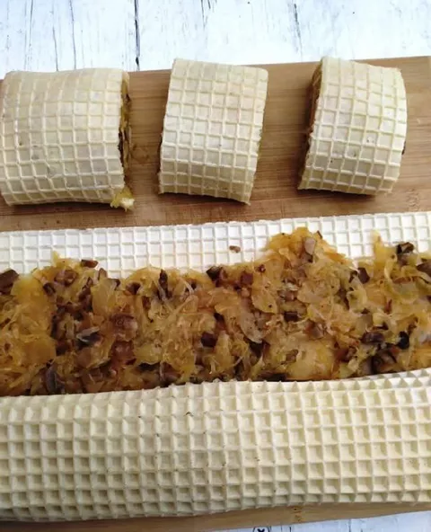 Вафельный рулет с луком