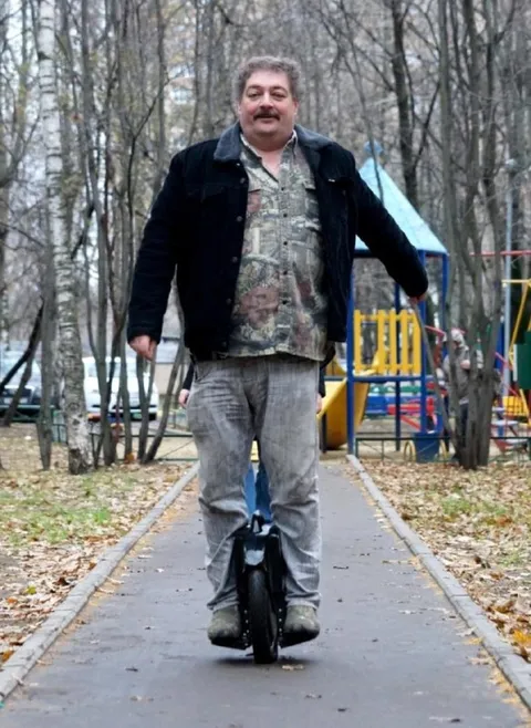 Мужчина на моноколесе в парке