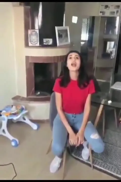 Девушка поёт и давится