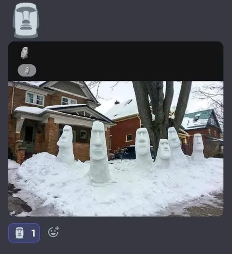Снежные истуканы во дворе
