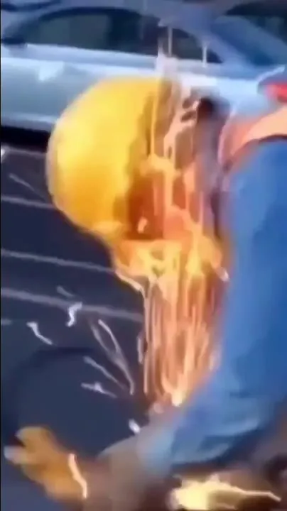 Рабочий и внезапный душ