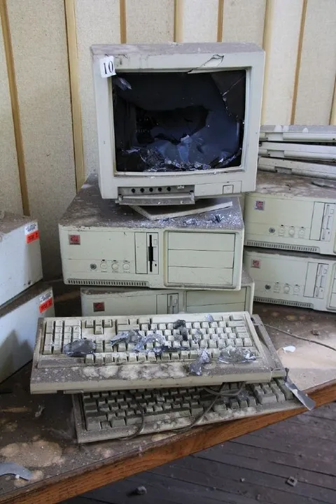 Разбитый компьютерный уголок