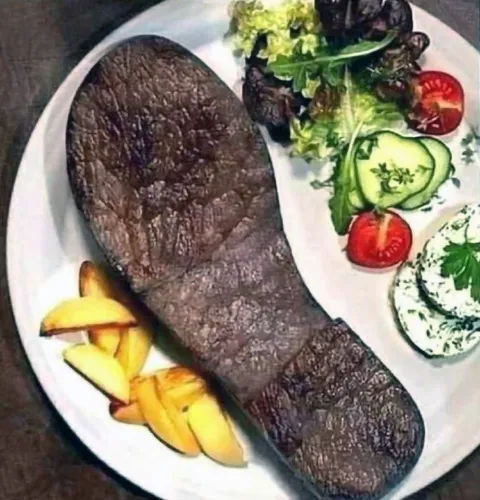 Мясной носок на тарелке