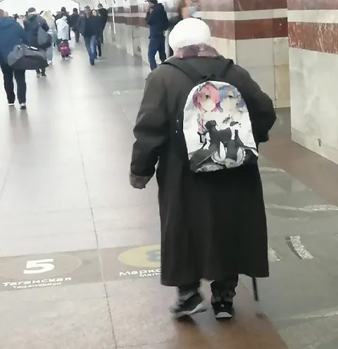 Аниме-рюкзак в метро