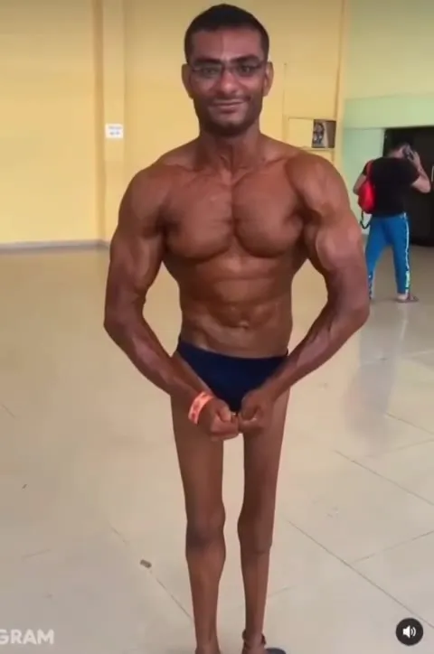 Слишком серьёзная демонстрация мышц