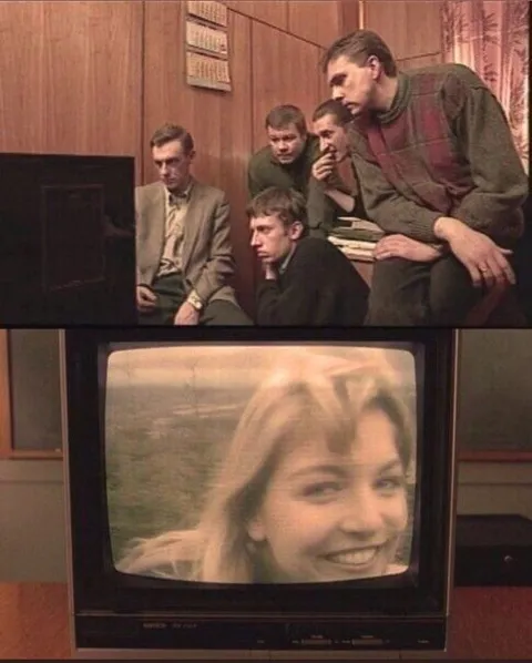 Мужики смотрят телевизор