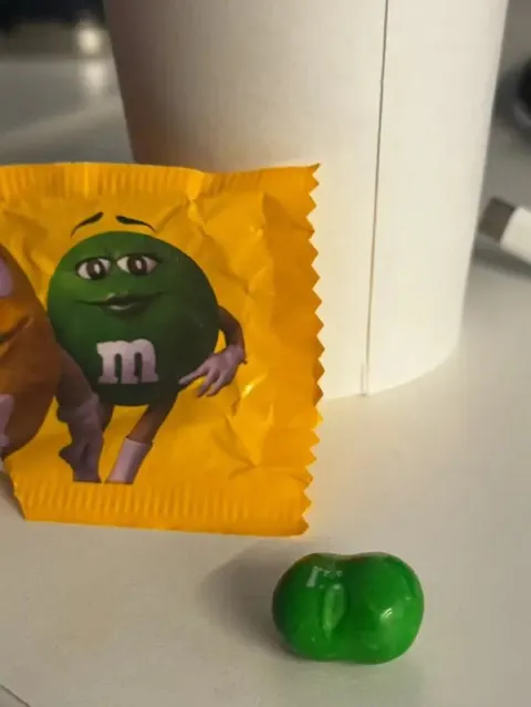 Зелёная M&M и конфета