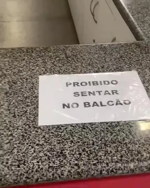 Gato desafia a placa proibida