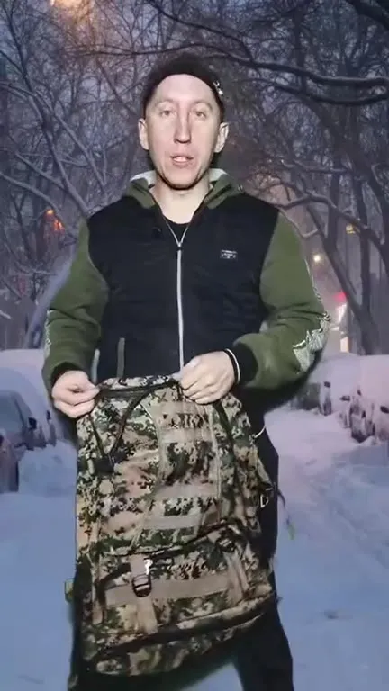 Рюкзак и кирпич зимой