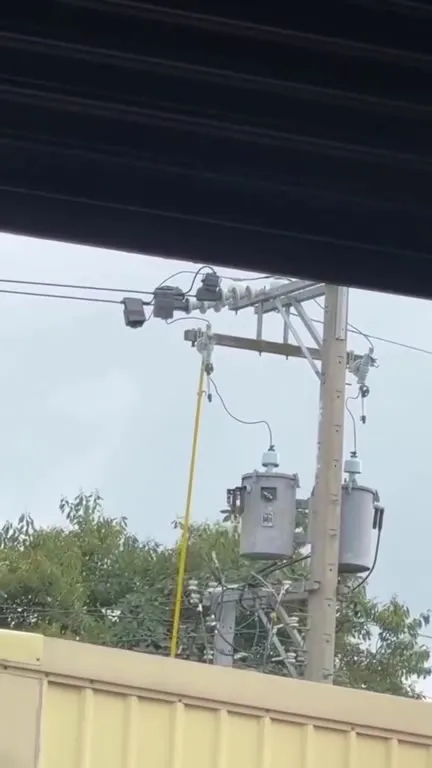 Взрыв трансформатора на столбе