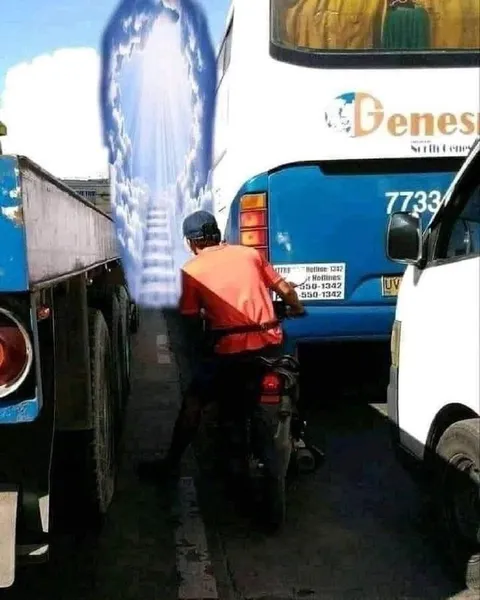 Мотоциклист в портале