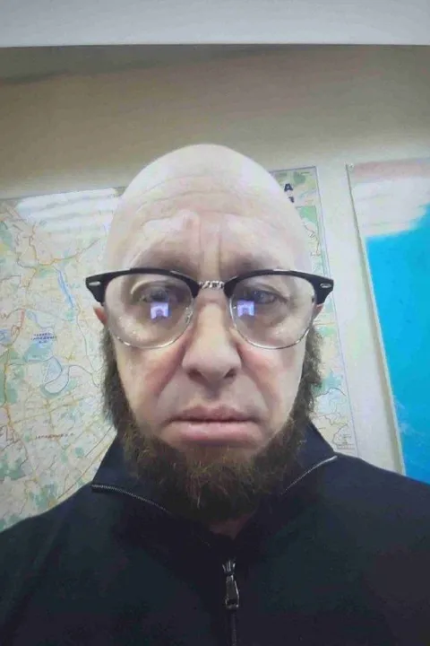 Лысый мужчина в очках