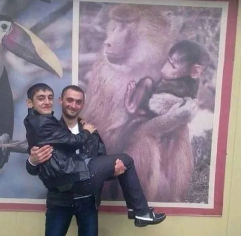Двое друзей перед обезьяной