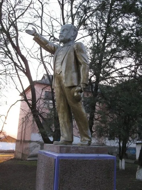 Статуя маленького вождя