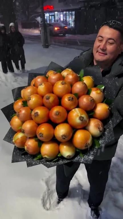 Букет из лука в снегу