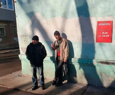 Двое у магазина