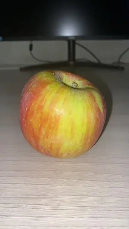 Починили сломанное яблоко