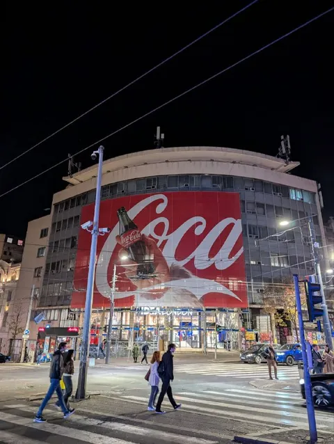 Огромная реклама Coca-Cola ночью