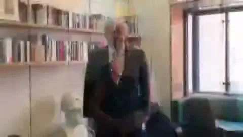 Борис Джонсон танцует под музыку
