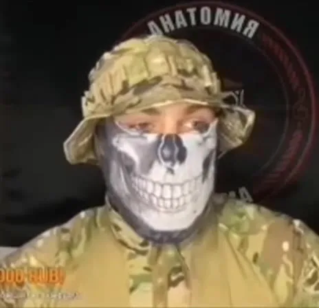Скелет в камуфляже смотрит в камеру