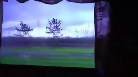 Мужчина показывает пейзаж за окном