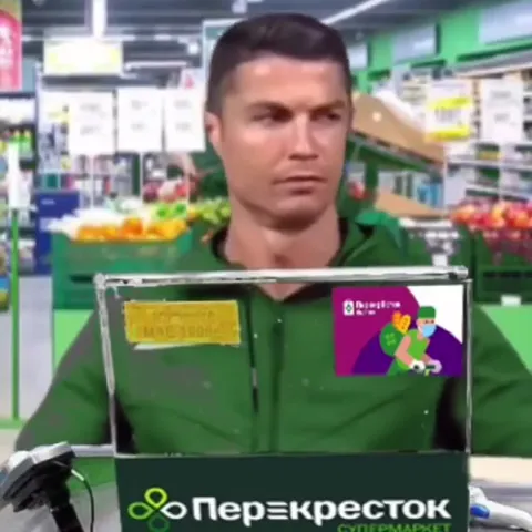 Роналду прячется в тележке